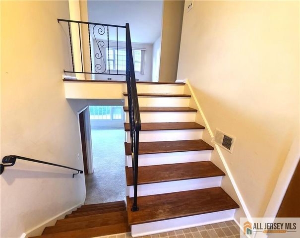 8 Windy Hill Road, Metuchen, NJ 08840