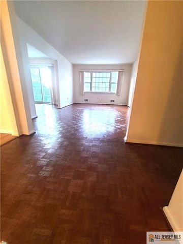 8 Windy Hill Road, Metuchen, NJ 08840