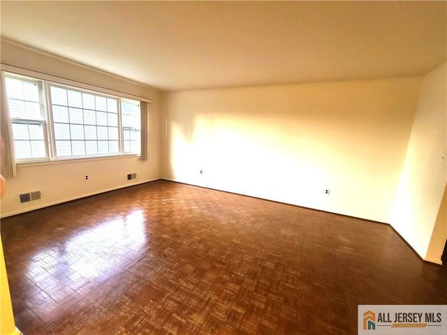 8 Windy Hill Road, Metuchen, NJ 08840