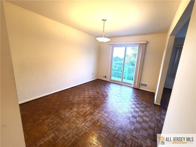 8 Windy Hill Road, Metuchen, NJ 08840