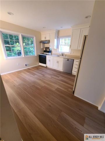8 Windy Hill Road, Metuchen, NJ 08840