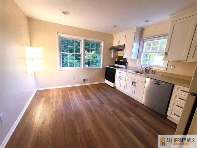 8 Windy Hill Road, Metuchen, NJ 08840