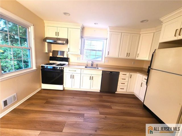 8 Windy Hill Road, Metuchen, NJ 08840
