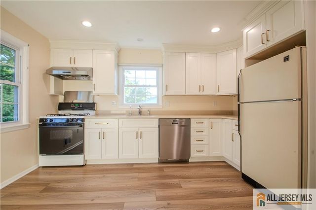 8 Windy Hill Road, Metuchen, NJ 08840