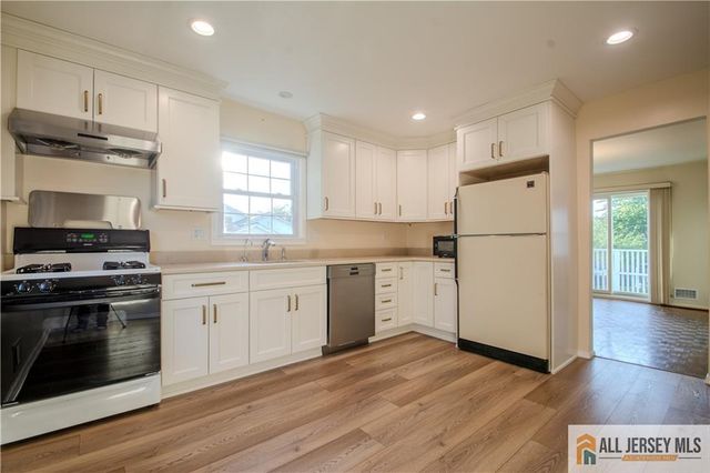 8 Windy Hill Road, Metuchen, NJ 08840