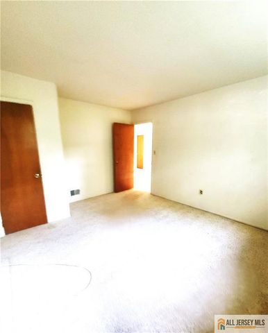8 Windy Hill Road, Metuchen, NJ 08840