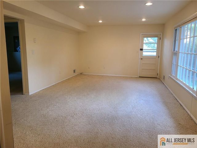 8 Windy Hill Road, Metuchen, NJ 08840