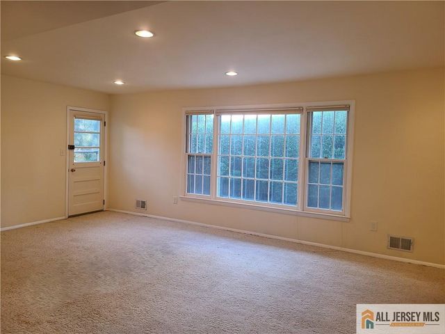 8 Windy Hill Road, Metuchen, NJ 08840