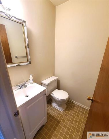 8 Windy Hill Road, Metuchen, NJ 08840