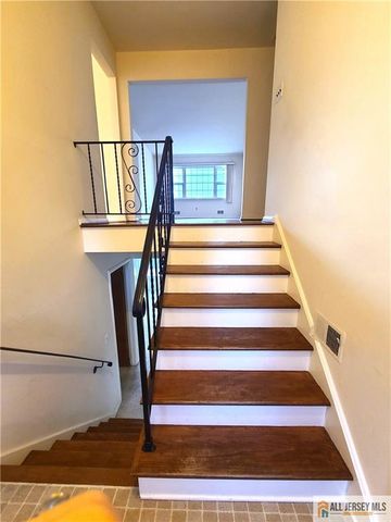 8 Windy Hill Road, Metuchen, NJ 08840