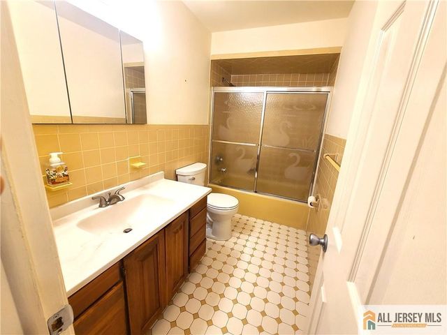 8 Windy Hill Road, Metuchen, NJ 08840