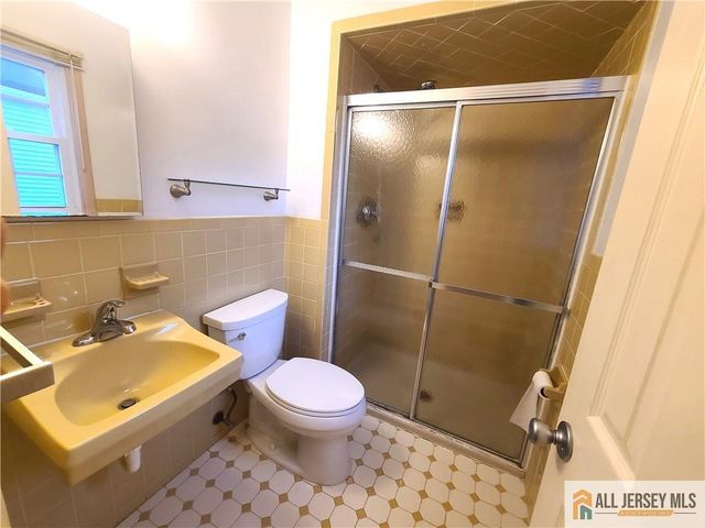 8 Windy Hill Road, Metuchen, NJ 08840