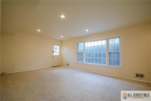 8 Windy Hill Road, Metuchen, NJ 08840