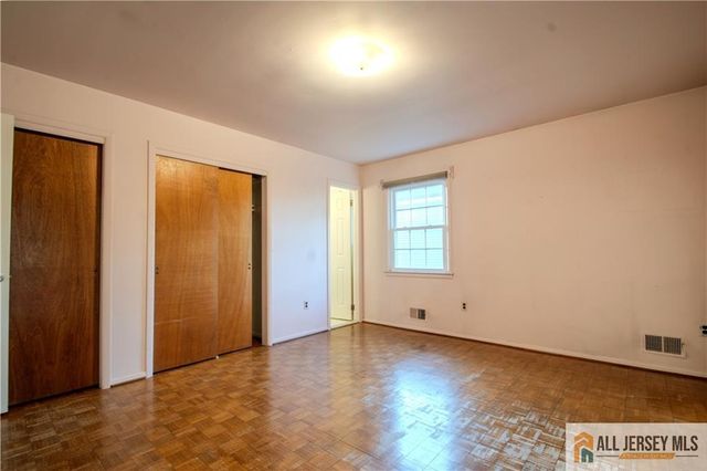 8 Windy Hill Road, Metuchen, NJ 08840