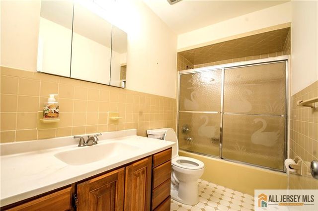 8 Windy Hill Road, Metuchen, NJ 08840