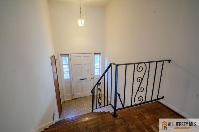 8 Windy Hill Road, Metuchen, NJ 08840