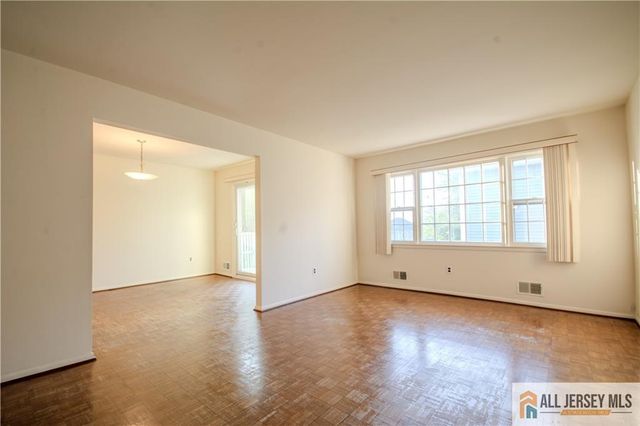 8 Windy Hill Road, Metuchen, NJ 08840