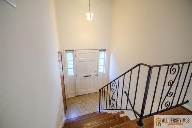 8 Windy Hill Road, Metuchen, NJ 08840