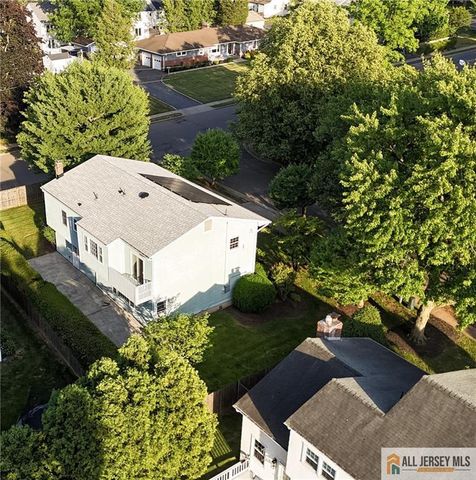 8 Windy Hill Road, Metuchen, NJ 08840