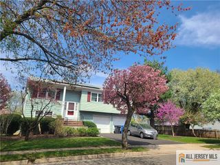 8 Windy Hill Road, Metuchen, NJ 08840