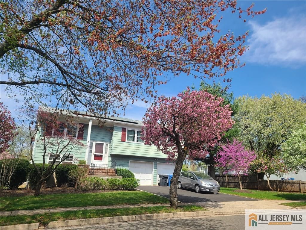 8 Windy Hill Road, Metuchen, NJ 08840