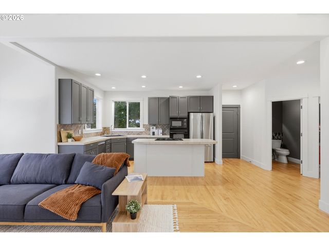 2445 W 10TH St, Washougal, WA 98671