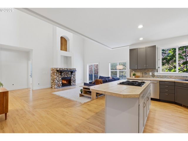 2445 W 10TH St, Washougal, WA 98671