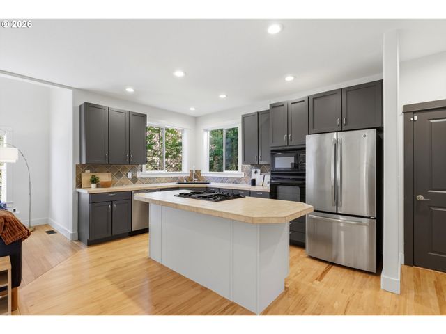 2445 W 10TH St, Washougal, WA 98671
