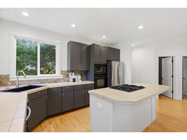 2445 W 10TH St, Washougal, WA 98671