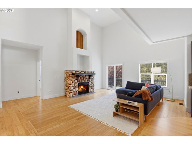 2445 W 10TH St, Washougal, WA 98671