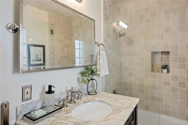 525 Manhattan Beach Blvd, Manhattan Beach, CA 90266