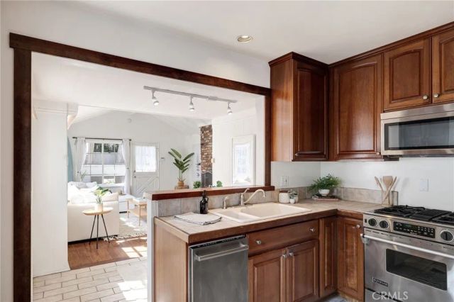 525 Manhattan Beach Blvd, Manhattan Beach, CA 90266