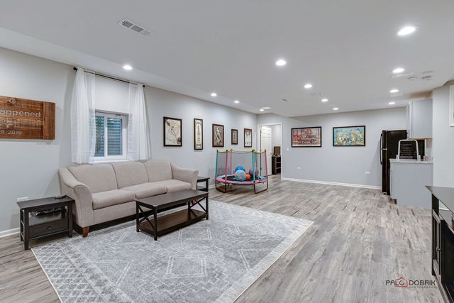 7404 Brentwood Lane, Gurnee, IL 60031