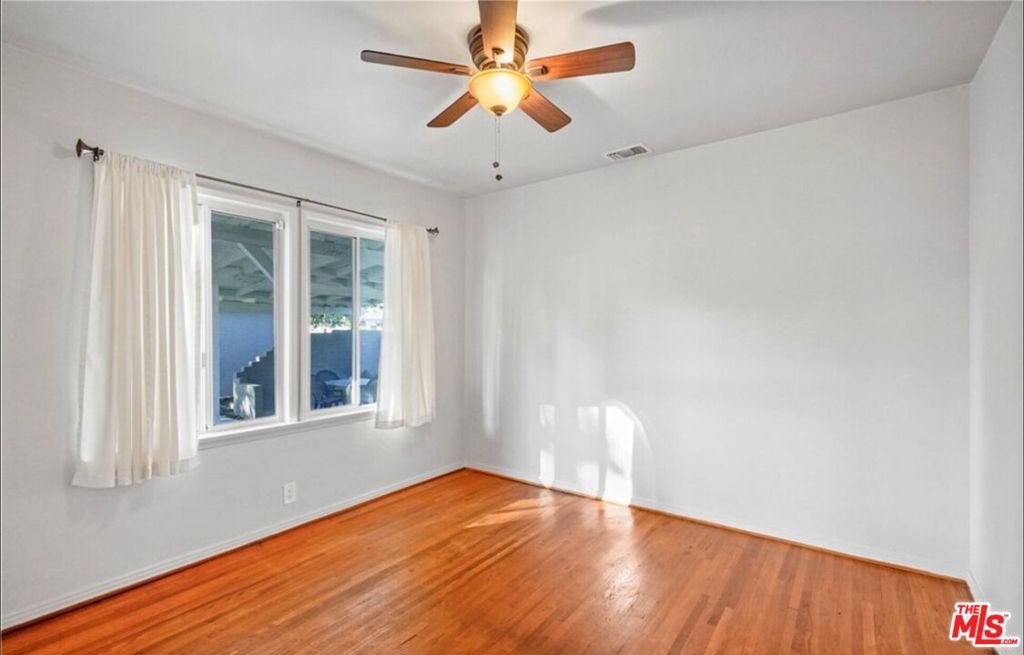 Image 13 of property listing at 8433 Tunney Avenue, Northridge, CA 91324