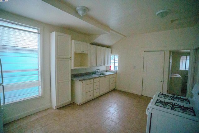 866 Isabella St, Oakland, CA 94607