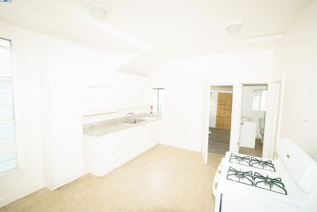 866 Isabella St, Oakland, CA 94607