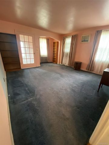 35 Nassau Boulevard, West Hempstead, NY 11552