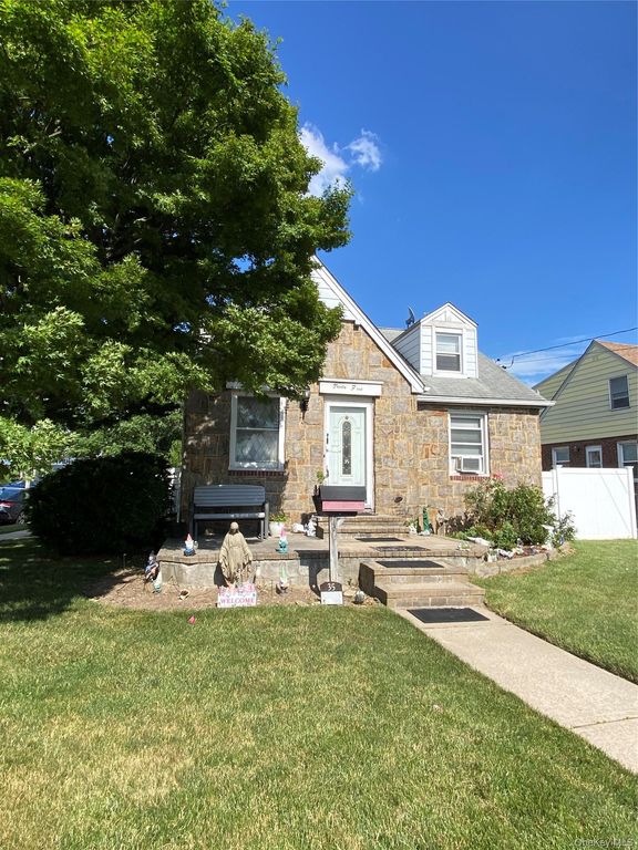 35 Nassau Boulevard, West Hempstead, NY 11552