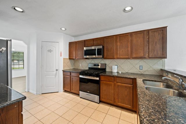 4614 Pin Oak, Kingwood, TX 77345