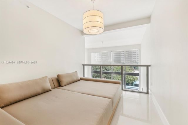 6000 Collins Ave 306, Miami Beach, FL 33140