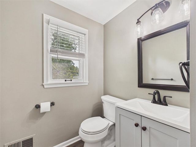 909 NE Vivion Road, Kansas City, MO 64118