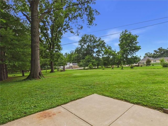 909 NE Vivion Road, Kansas City, MO 64118