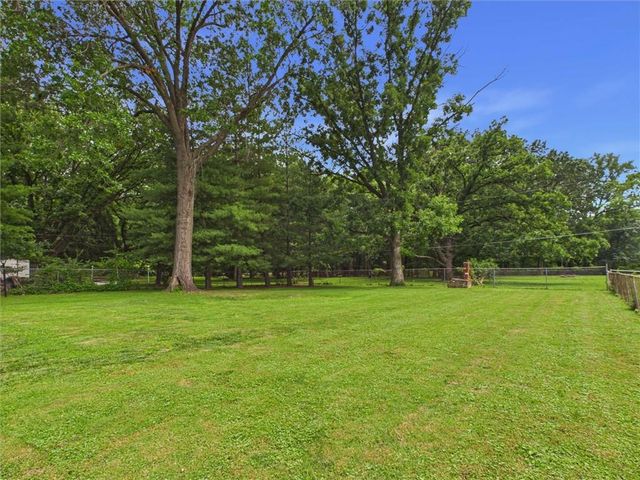 909 NE Vivion Road, Kansas City, MO 64118