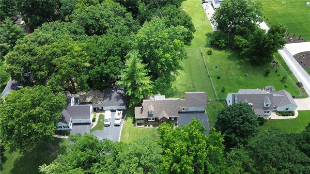 909 NE Vivion Road, Kansas City, MO 64118