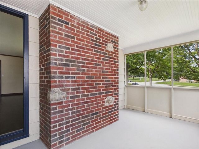 909 NE Vivion Road, Kansas City, MO 64118