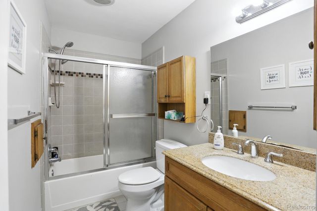 18260 Spring Court N, Fraser, MI 48026