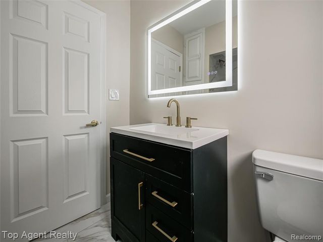 20580 21 Mile Road, Macomb, MI 48044