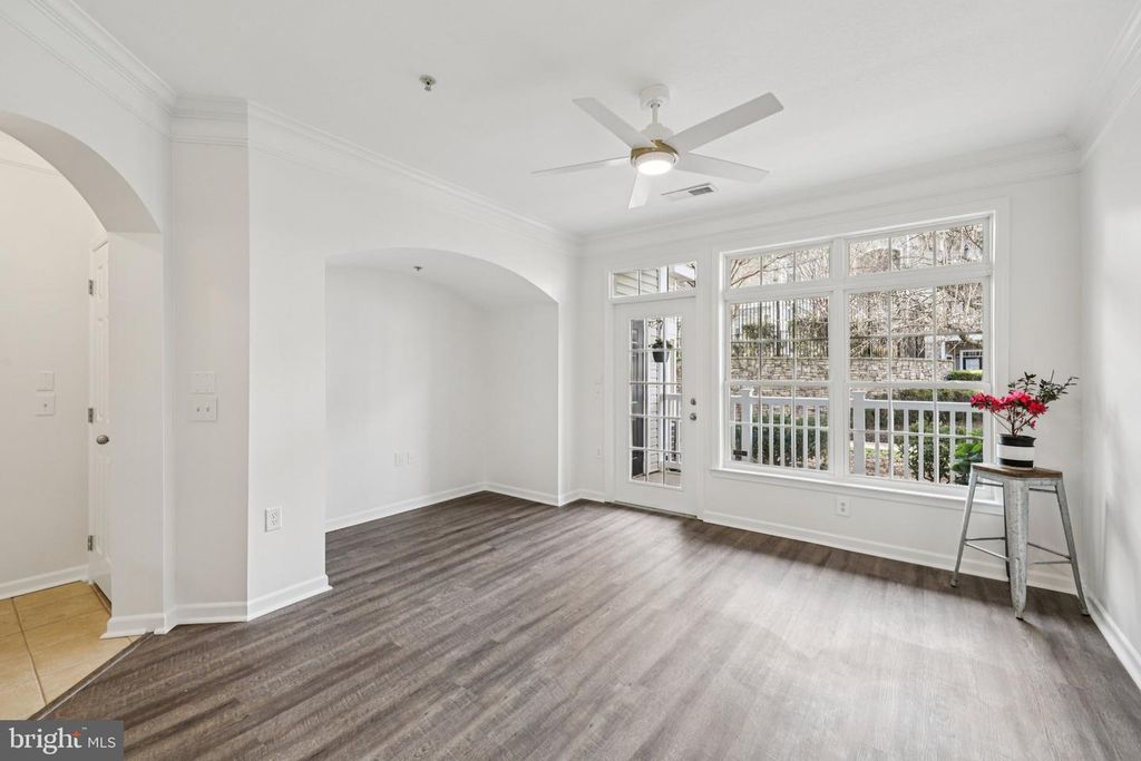 Image 10 of property listing at 504 SUNSET VIEW TER SE #104, Leesburg, VA 20175