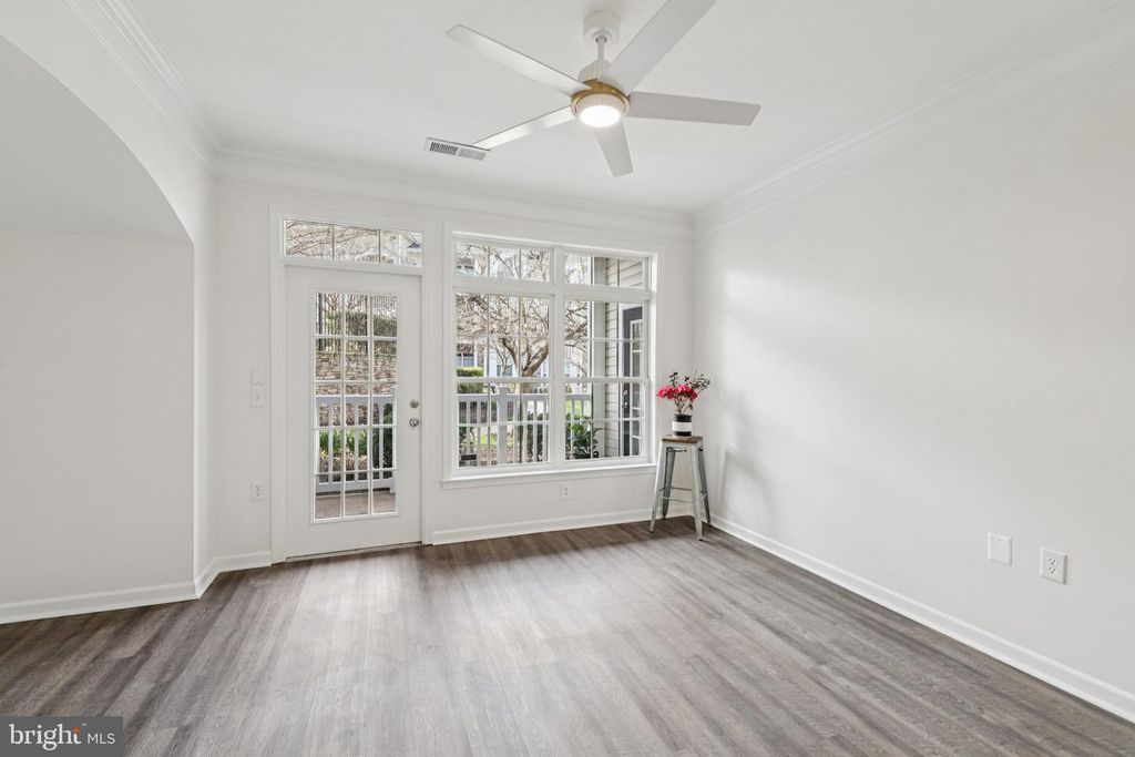 Image 11 of property listing at 504 SUNSET VIEW TER SE #104, Leesburg, VA 20175