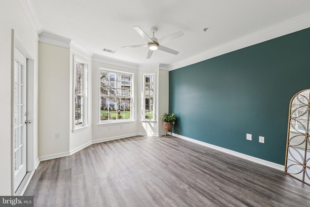 Image 15 of property listing at 504 SUNSET VIEW TER SE #104, Leesburg, VA 20175